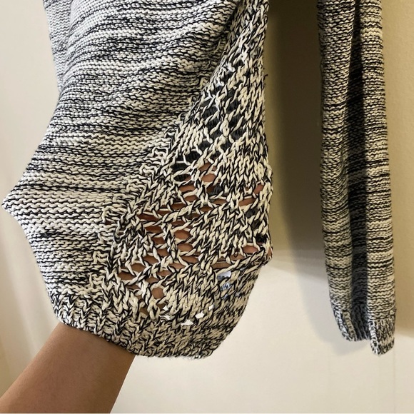 Francesca’s striped Gray V-Neck Sweater with Chunky Knit size medium NWOT - Picture 5 of 13